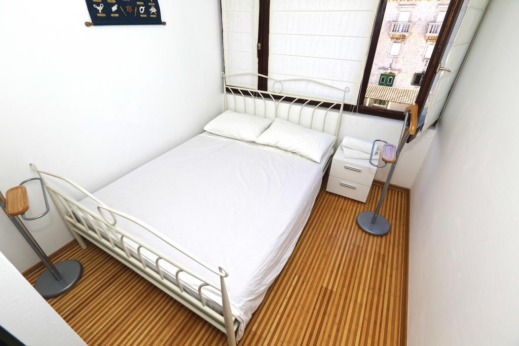 Plaza Apartment *